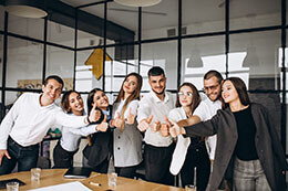 Zadowolony zespół partnerów pokazuje gest OK
