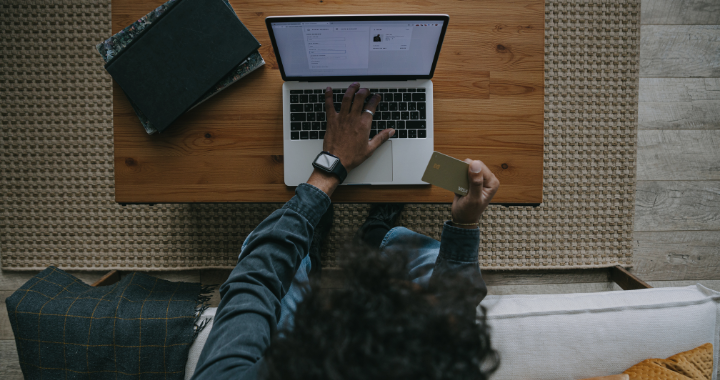 Odstąpienie od umowy zawartej online. Jak zwrócić prezent kupiony online?