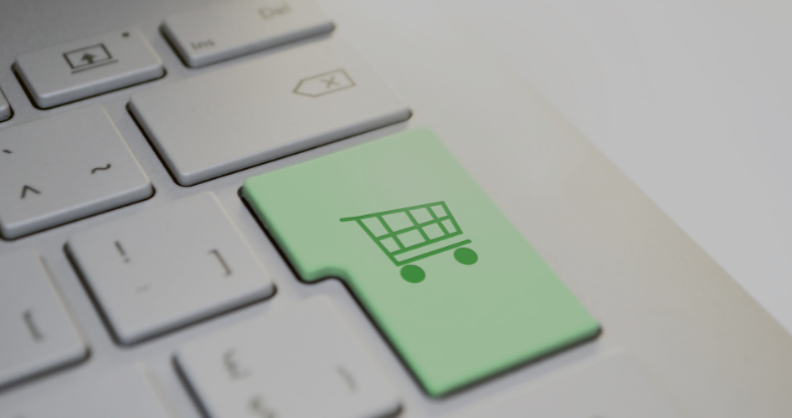 Oszustwo internetowe przy zakupach online na platformach np. Olx, Vinted, Allegro. Klawiatura z koszykiem zakupowym oznaczające zakupy online.